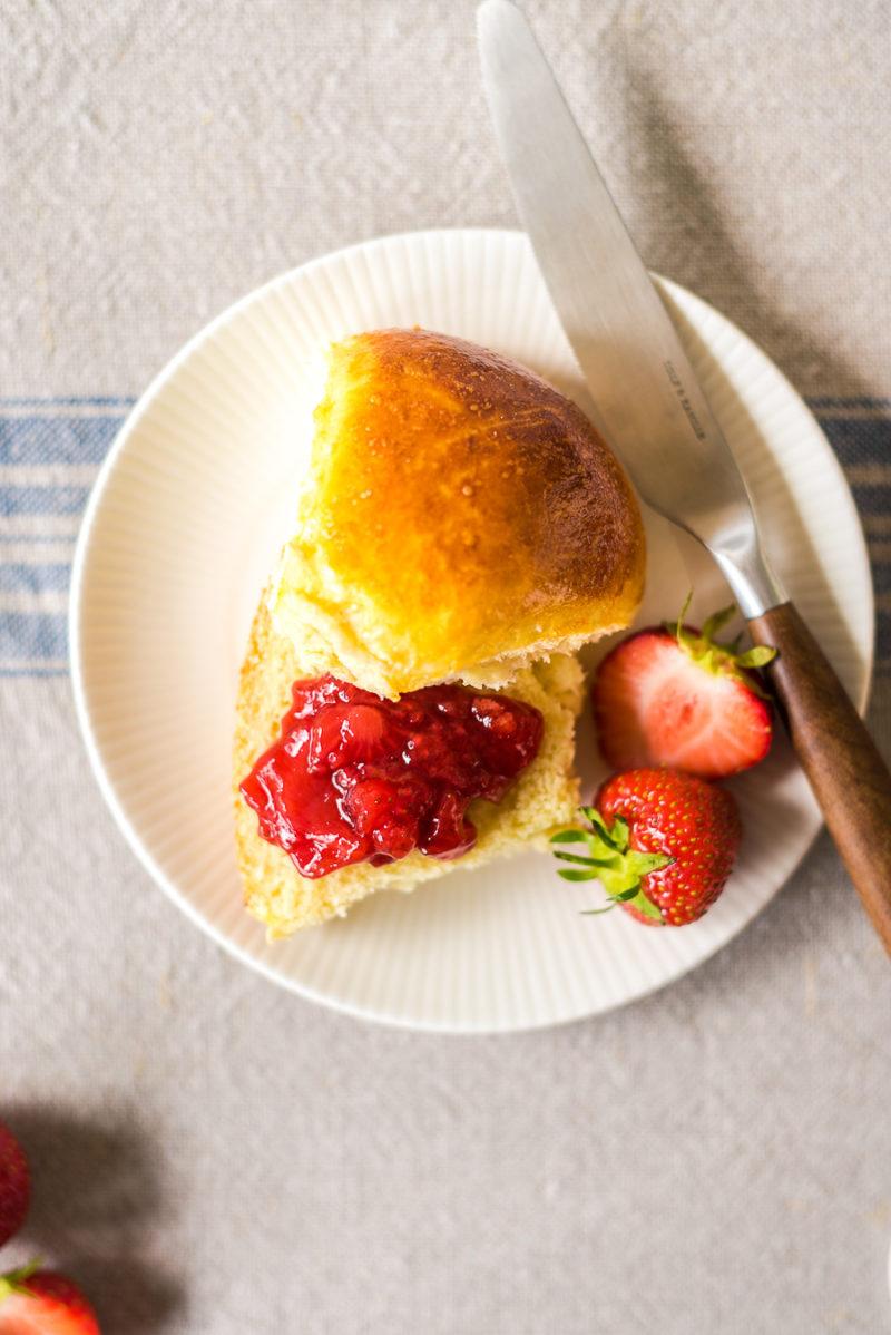 Rezeptbild: Milchbrötchen mit Erdbeer-Tonka-Marmelade