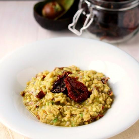 Rezeptbild: Risotto mit getrockneten Tomaten und Avocado