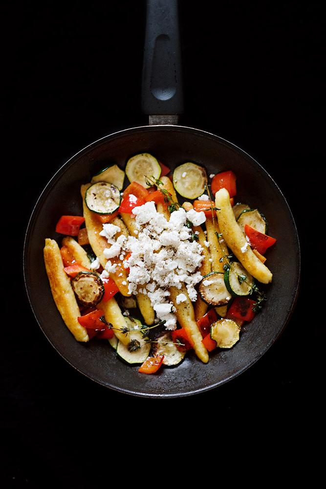 Rezeptbild: Schupfnudeln mit Paprika, Zucchini, Feta und Thymian & Buchtipp