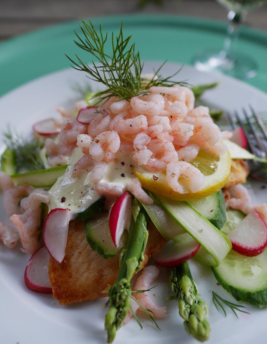 Rezeptbild: Stjerneskud – dänisches Schollen-Krabben-Brot 