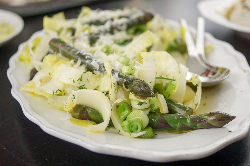 Rezeptbild: Violetter Spargel mit Zitronen-Dill-Dressing