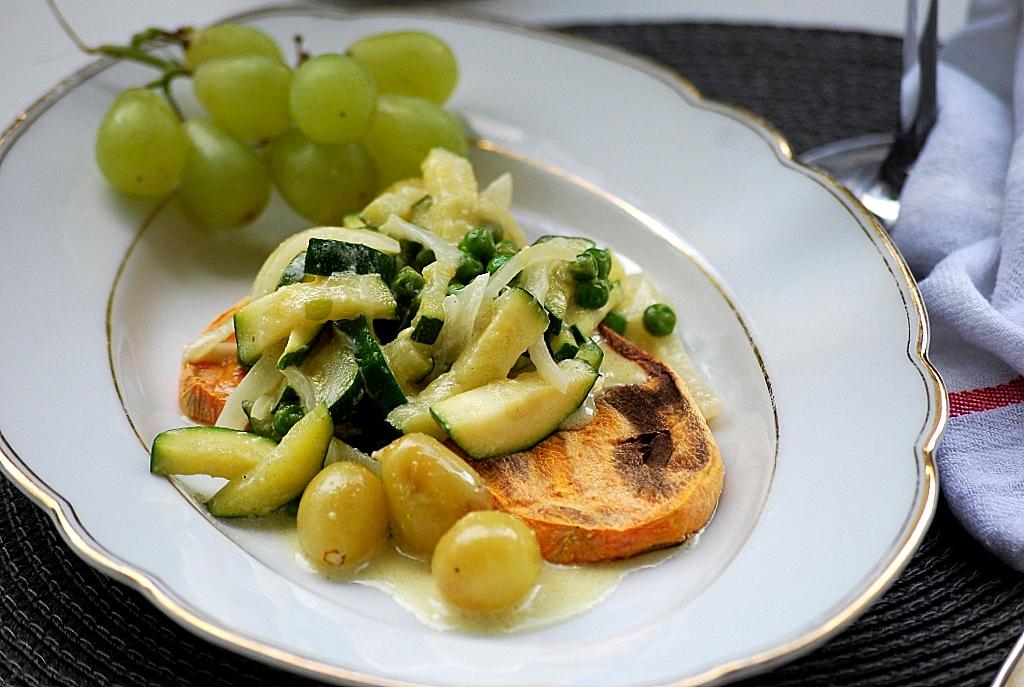 Rezeptbild: Süßkartoffeltoast mit Salbei-Zucchini-Trauben Topping