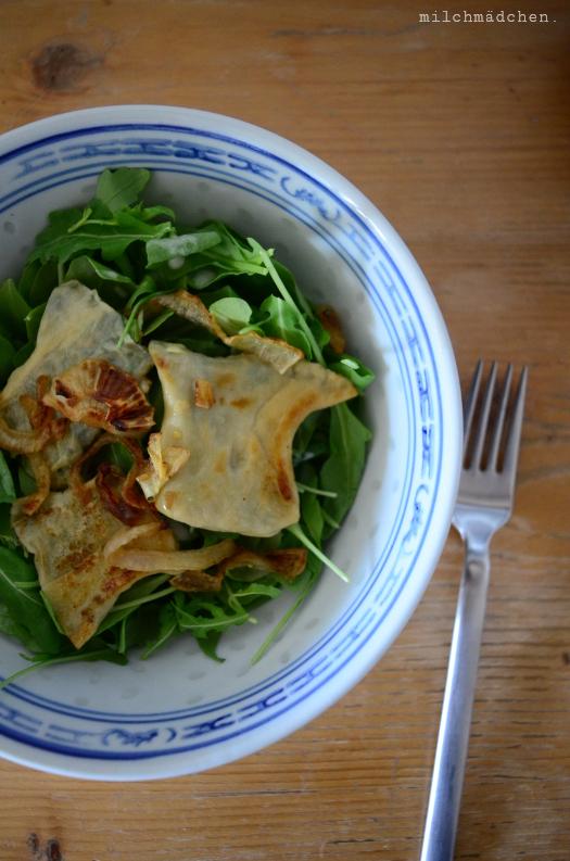 Rezeptbild: Vegetarische Maultaschen mit Schmorzwiebeln und zitronigem Salat