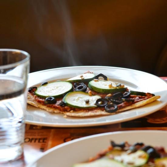 Rezeptbild: Kartoffelteig-Pizza mit Pesto, Oliven und Zucchini