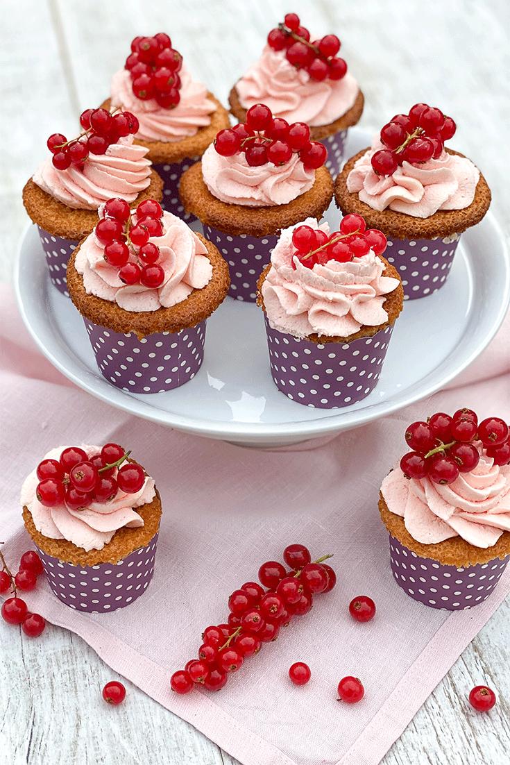 Rezeptbild: Vanille-Cupcakes mit Johannisbeeren