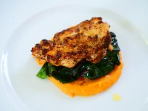 Rezeptbild: POLLO FINO MIT MANGOLD UND SÜSSKARTOFFELPÜREE