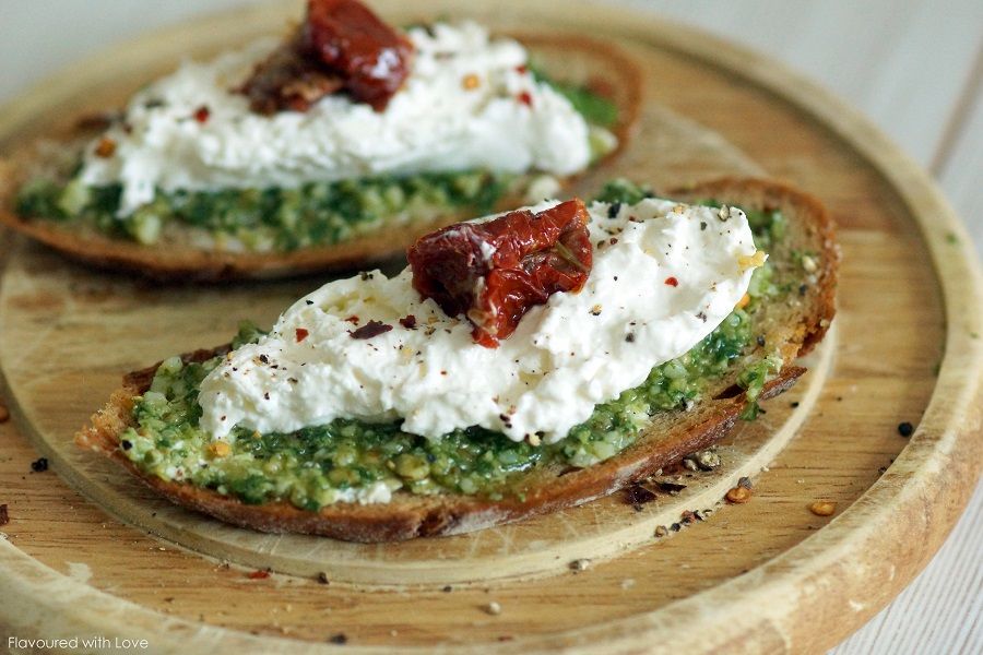 Rezeptbild: Crostini mit Burrata und Basilikumpesto