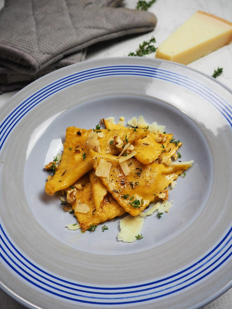 Rezeptbild: Triangoli mit Ziegenkäse-Walnuss-Füllung und Thymianbutter