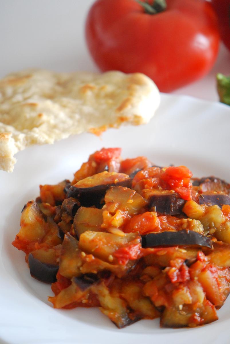 Rezeptbild: Französisches Ratatouille mit indischem Naan-Brot