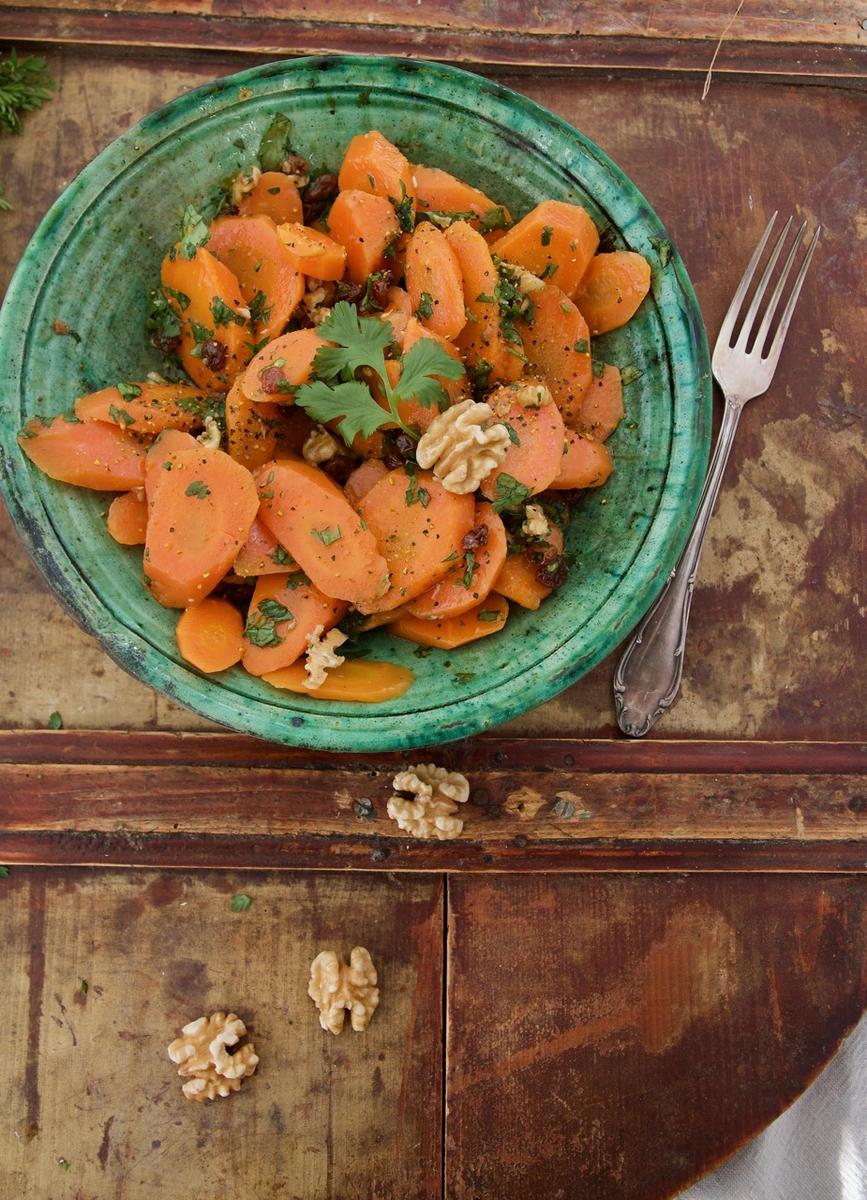 Rezeptbild: Orientalischer Karotten-Salat mit Rosinen und Walnüssen