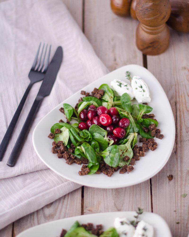 Rezeptbild: Karamellisierte Cranberries auf Feldsalat