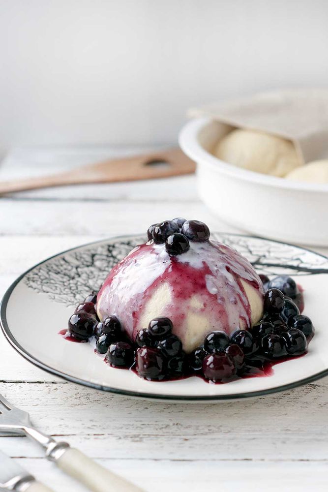 Rezeptbild: Hefeklöße aus Dinkelmehl mit Heidelbeeren