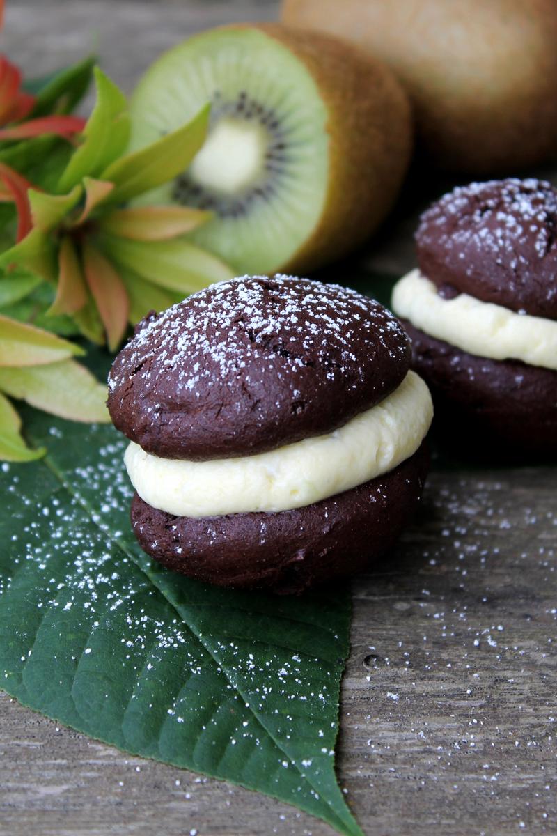 Rezeptbild: Schoko Whoopie Pies mit Kiwicreme