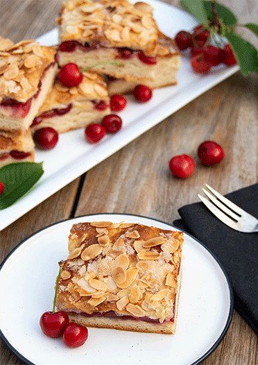 Rezeptbild: https://www.kuechenmomente.de/kirsch-butterkuchen-vom-blech/