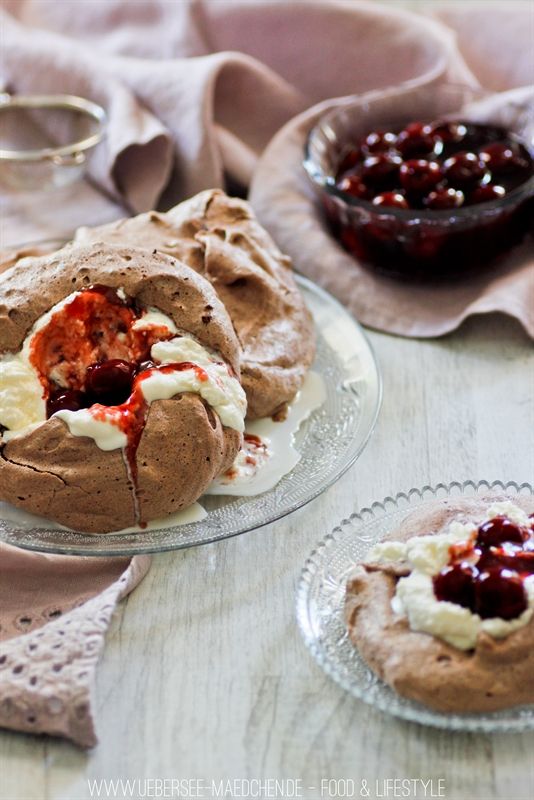 Rezeptbild: Schoko-Pavlova mit Kirsch-Kompott