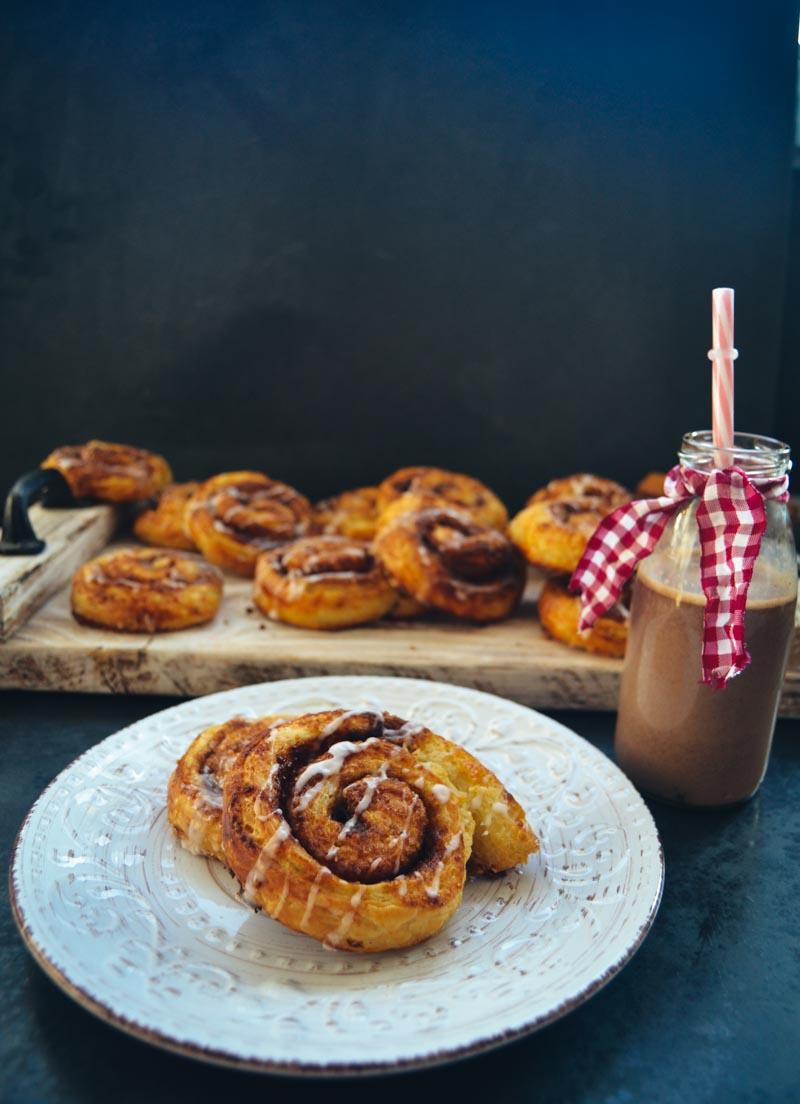 Rezeptbild: Zimtschnecken und Rosinenschnecken mit Plunderteig