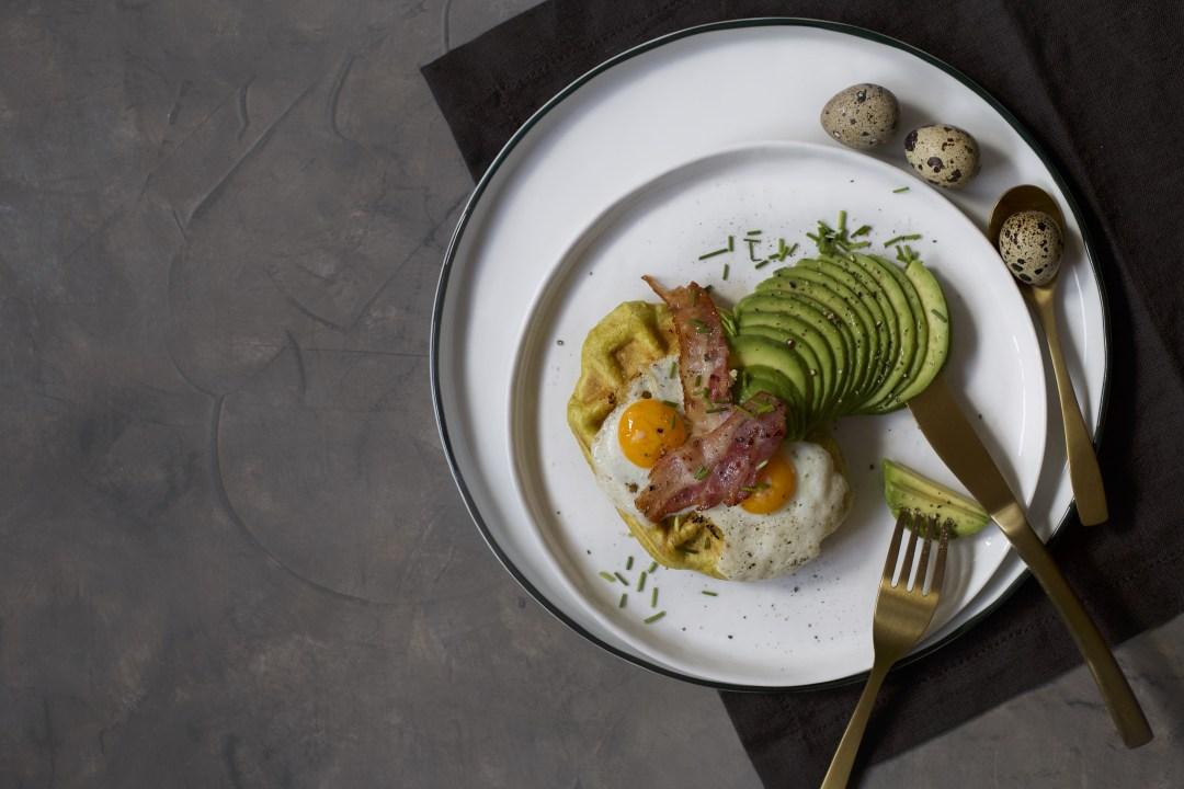 Rezeptbild: Curry-Waffel mit Avocado, Bacon und Spiegelei