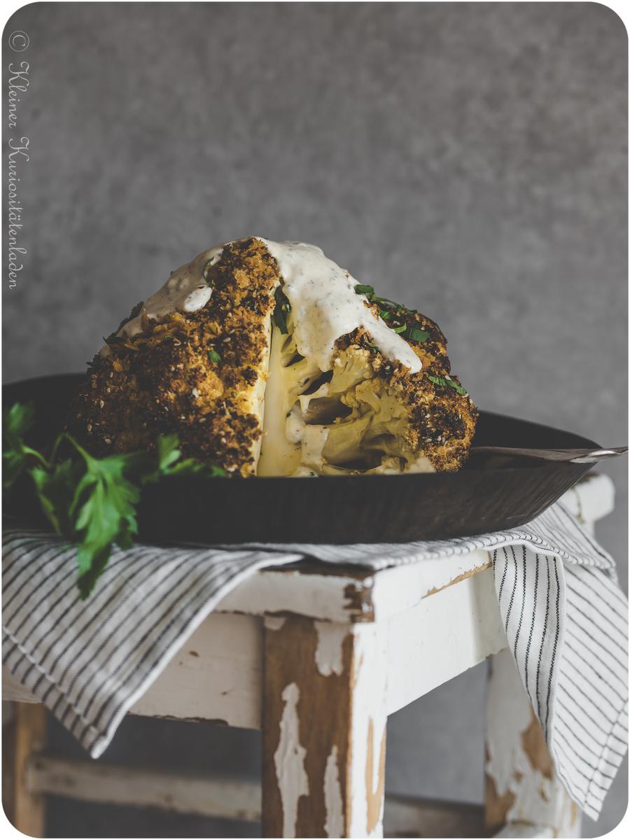 Rezeptbild: Ganzer gebackener Blumenkohl aus dem Ofen mit Kräutersauce