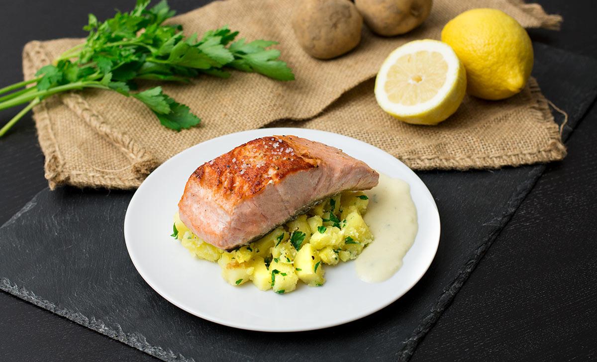 Rezeptbild: Gebratener Lachs mit Kartoffelwürfeln