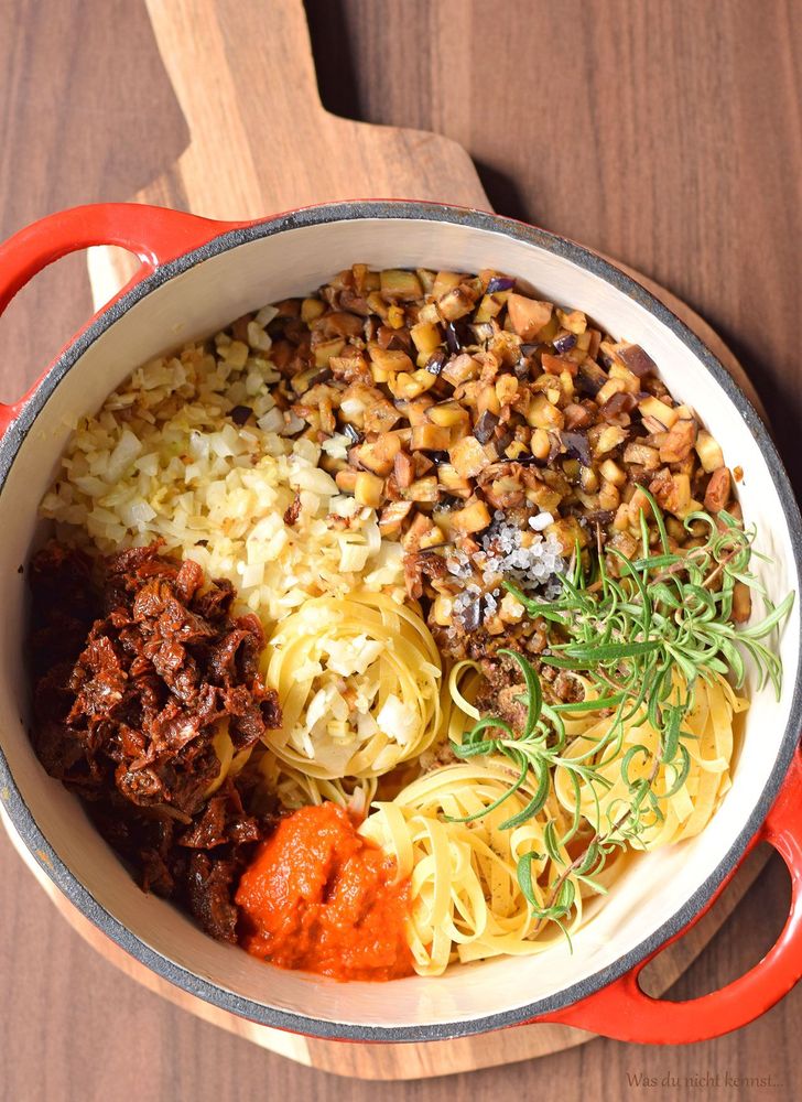 Rezeptbild: Mediterrane One Pot Pasta mit Auberginen