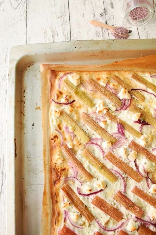 Rezeptbild: Rhabarber-Flammkuchen mit Ziegenkäse und Thymian