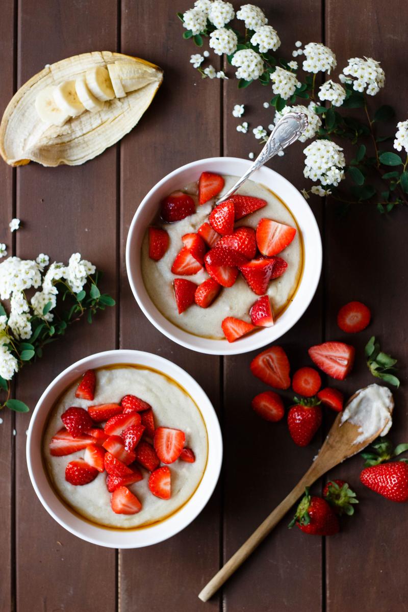 Rezeptbild: Cashew-Bananen-Grießbrei mit frischen Erdbeeren (vegan)