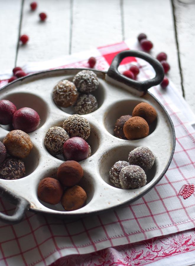 Rezeptbild: Winter Raw Balls in drei Versionen - Fruchtige Energie Bällchen