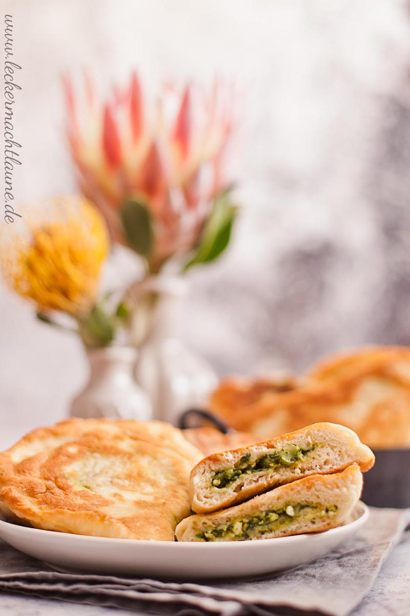 Rezeptbild: Fladenbrote mit Spinat-Käse-Füllung