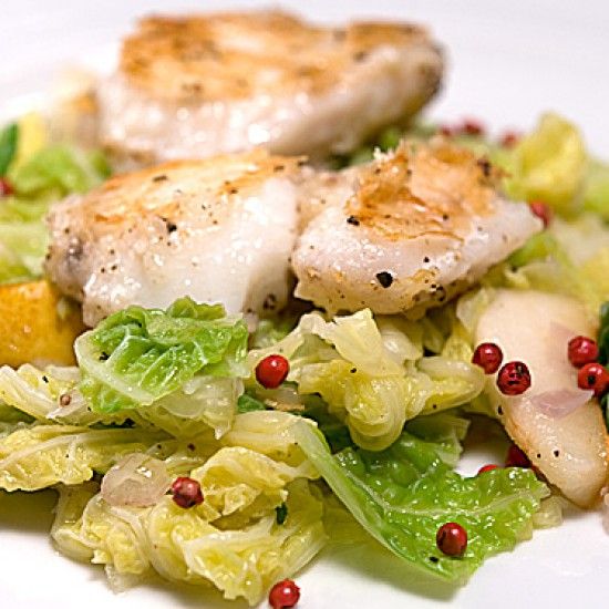 Rezeptbild: Seeteufelbäckchen mit Birnen-Wirsing-Gemüse