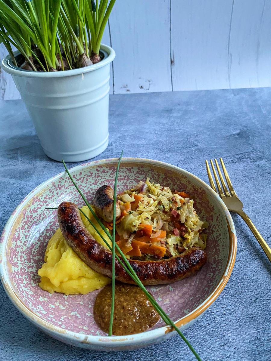 Rezeptbild: Bratwurst auf Spitzkohlgemüse und Kartoffelpüree