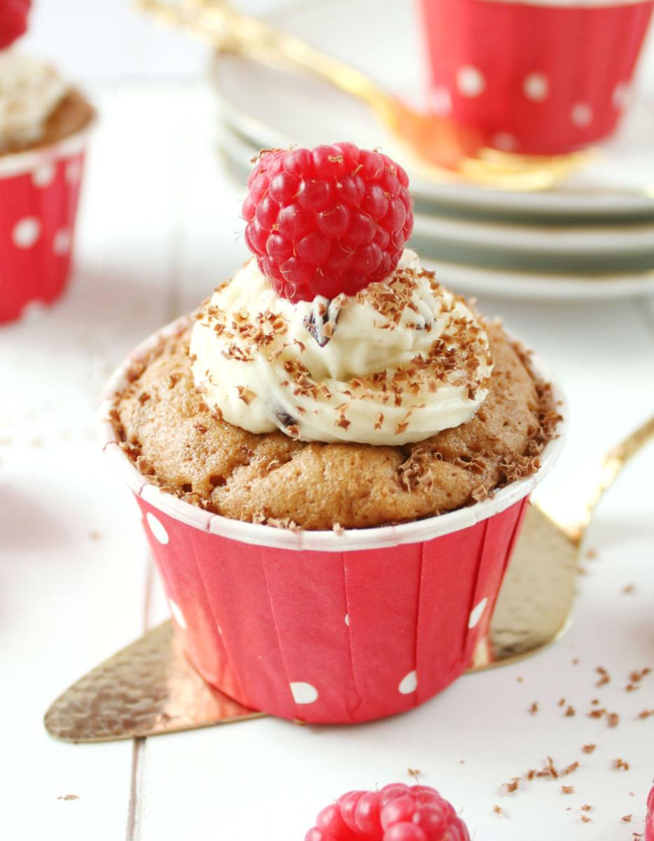 Rezeptbild: Schoko-Nuss Cupcakes mit Stracciatella-Sahne Topping
