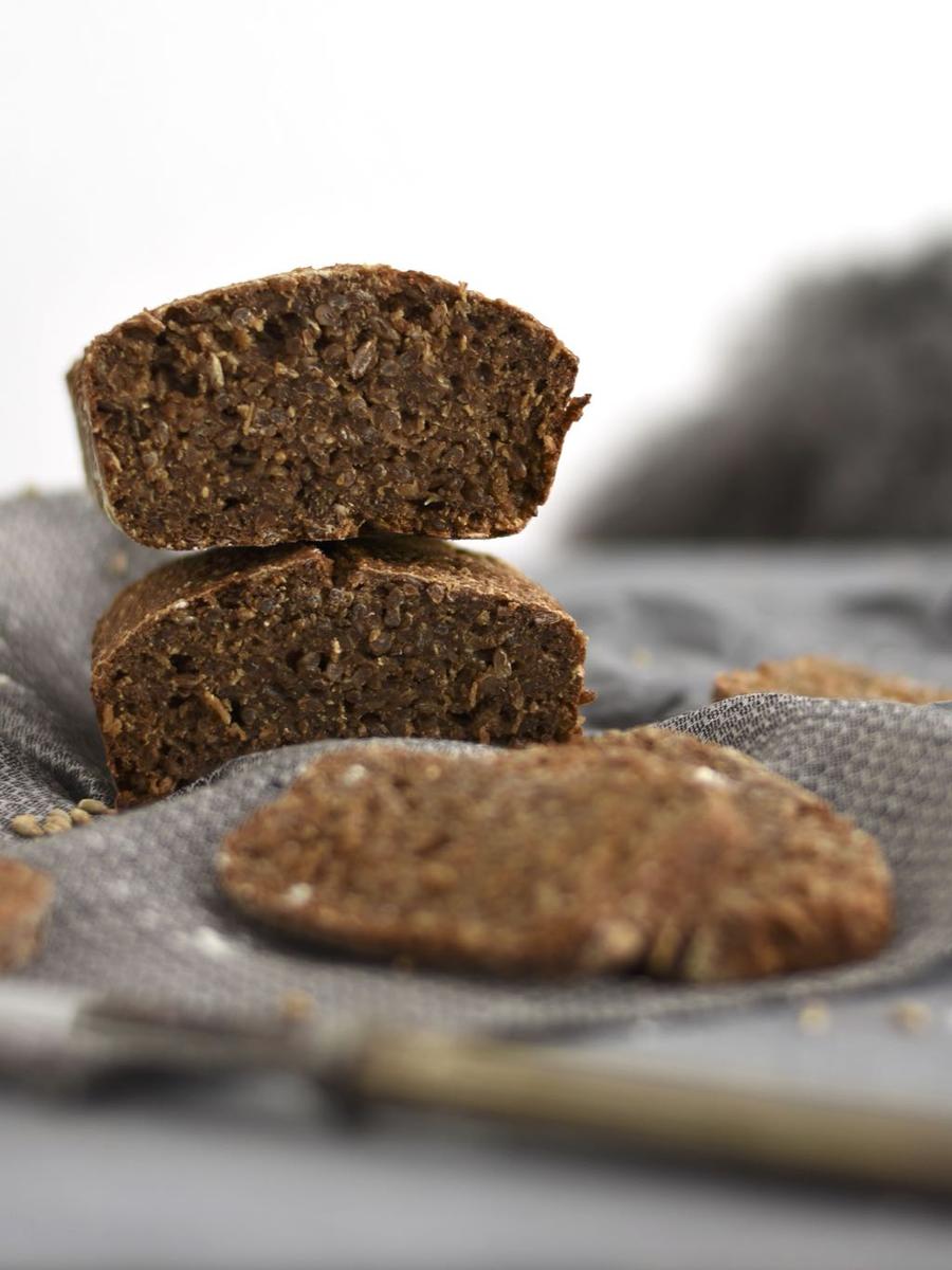 Rezeptbild: SAFTIGES SCHWARZBROT MIT VIEL KÖRNERN