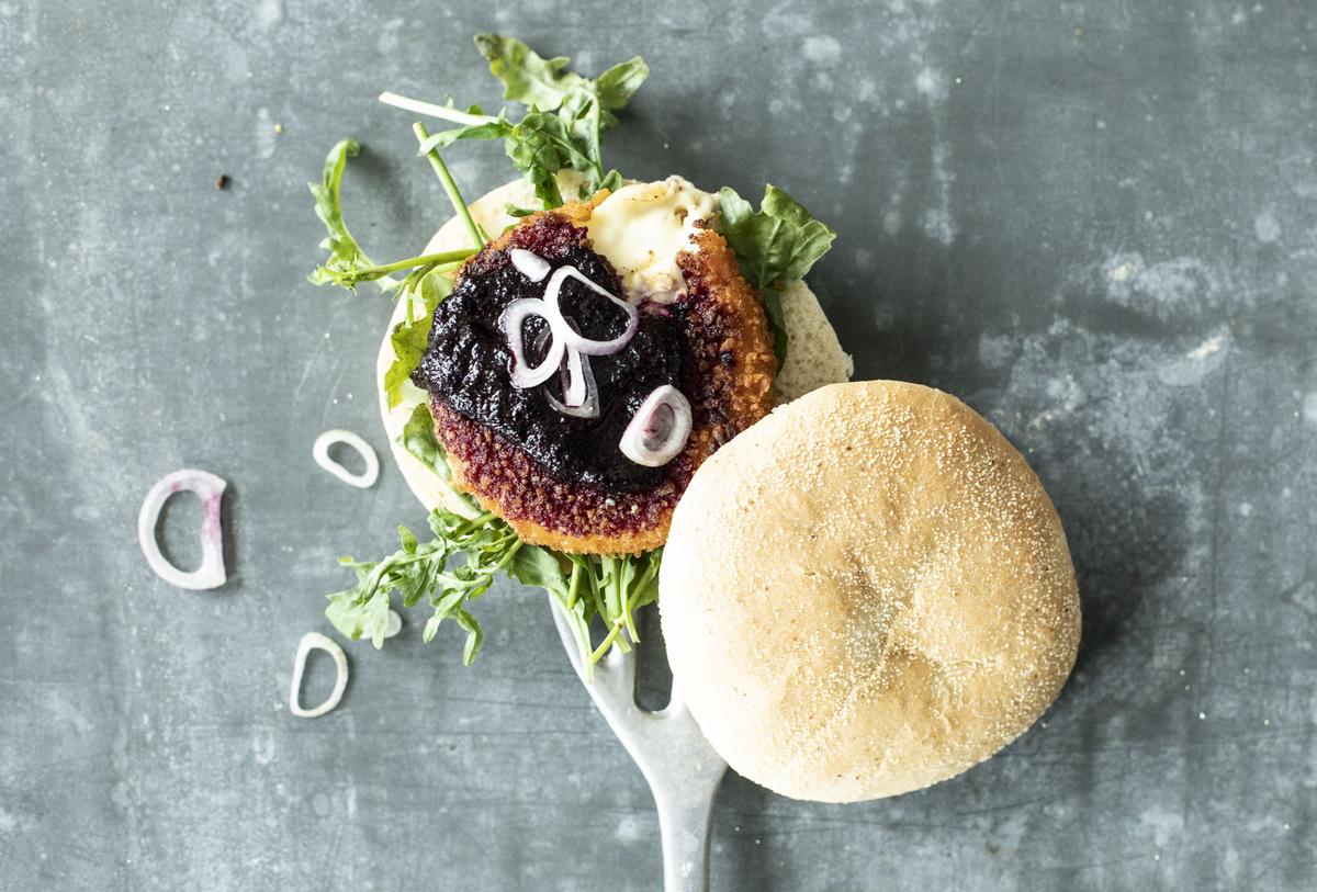 Rezeptbild: Camembert Burger mit Blaubeer-Ketchup