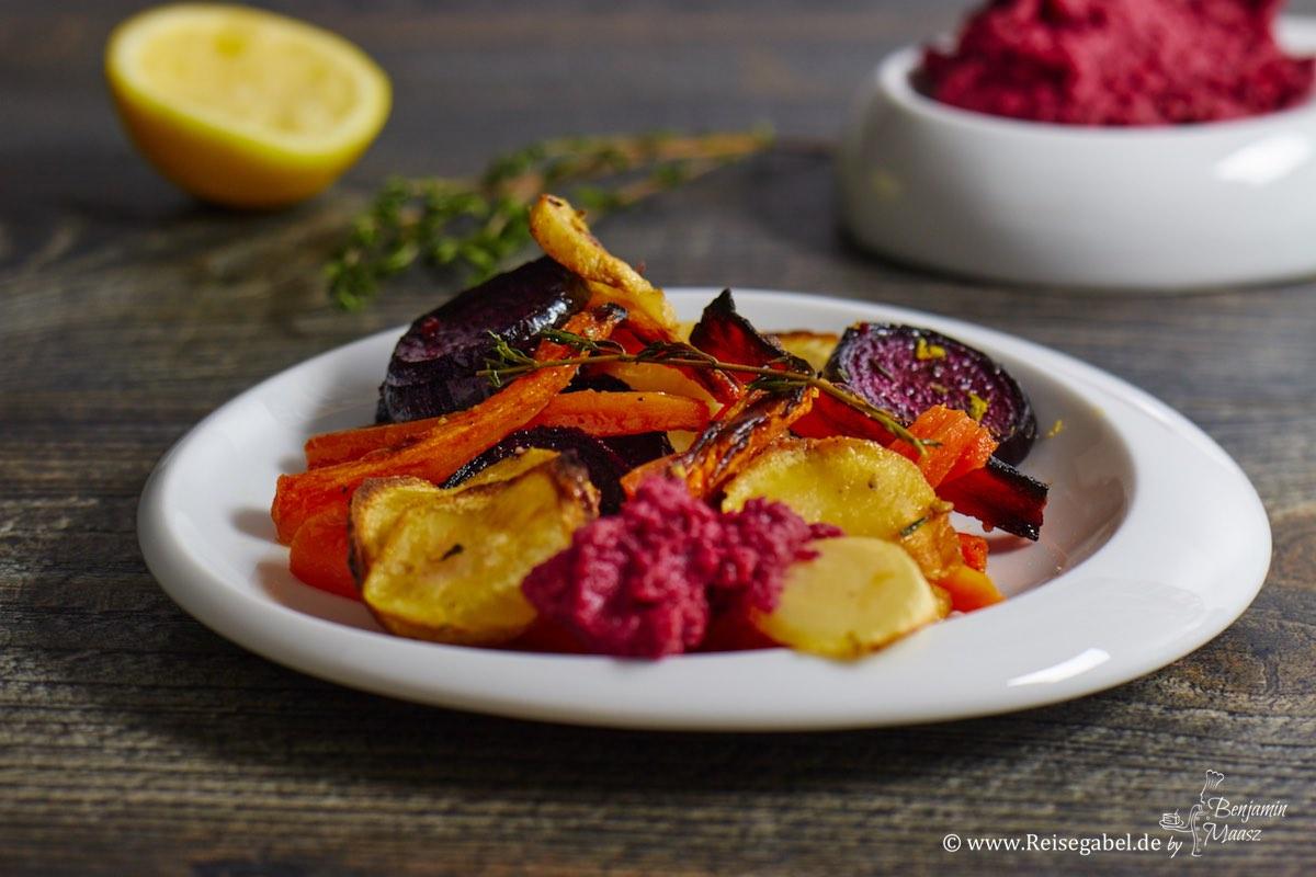 Rezeptbild: Rote Beete Hummus mit geröstetem Ofengemüse