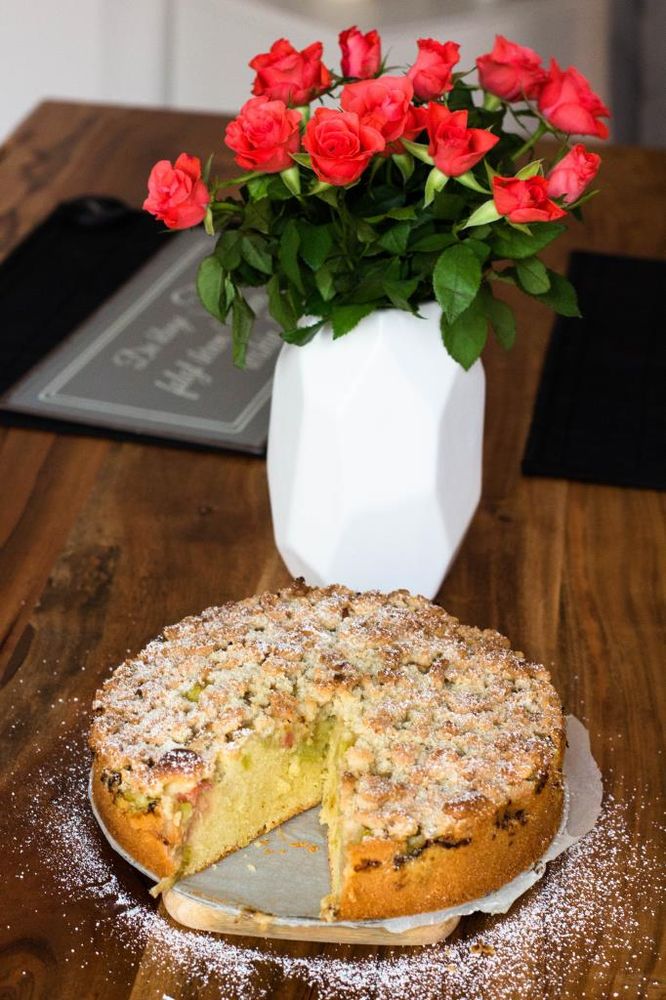 Rezeptbild: RHABARBERKUCHEN MIT STREUSEL