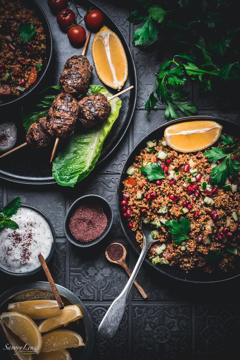 Rezeptbild: Türkische Köfte vom Grill mit Bulgursalat und Sumach-Joghurt