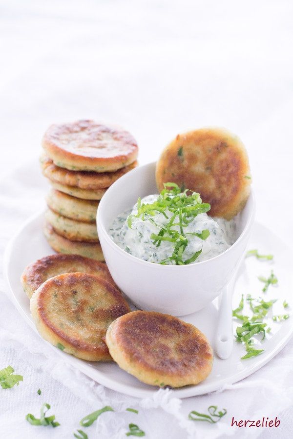 Rezeptbild: Bärlauch-Pfannkuchen mit Bärlauch-Dip