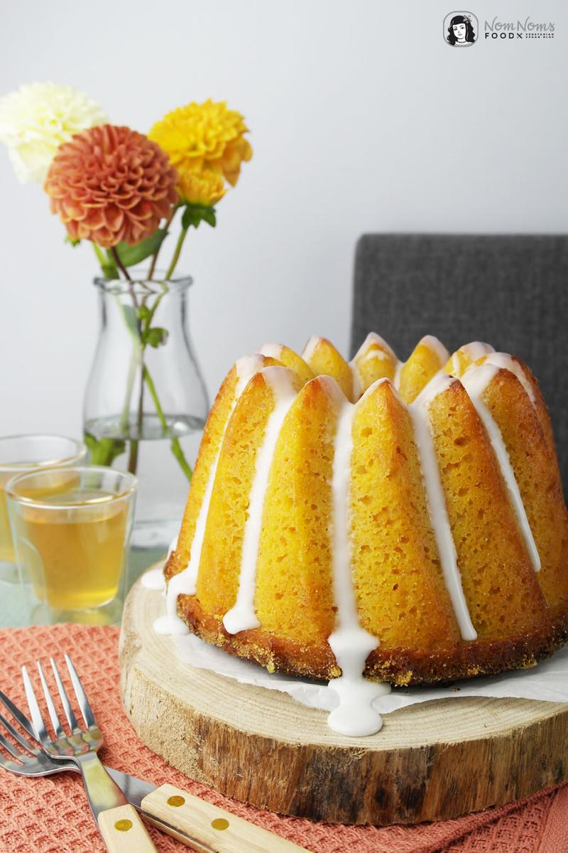 Rezeptbild: Apfel-Möhren-Mandelkuchen als Gugl mit Teeglasur