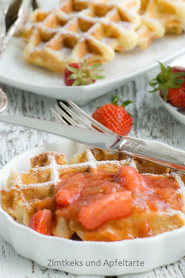 Rezeptbild: Karamellisierte Belgische Waffeln mit Rhabarber-Erdbeer-Kompott