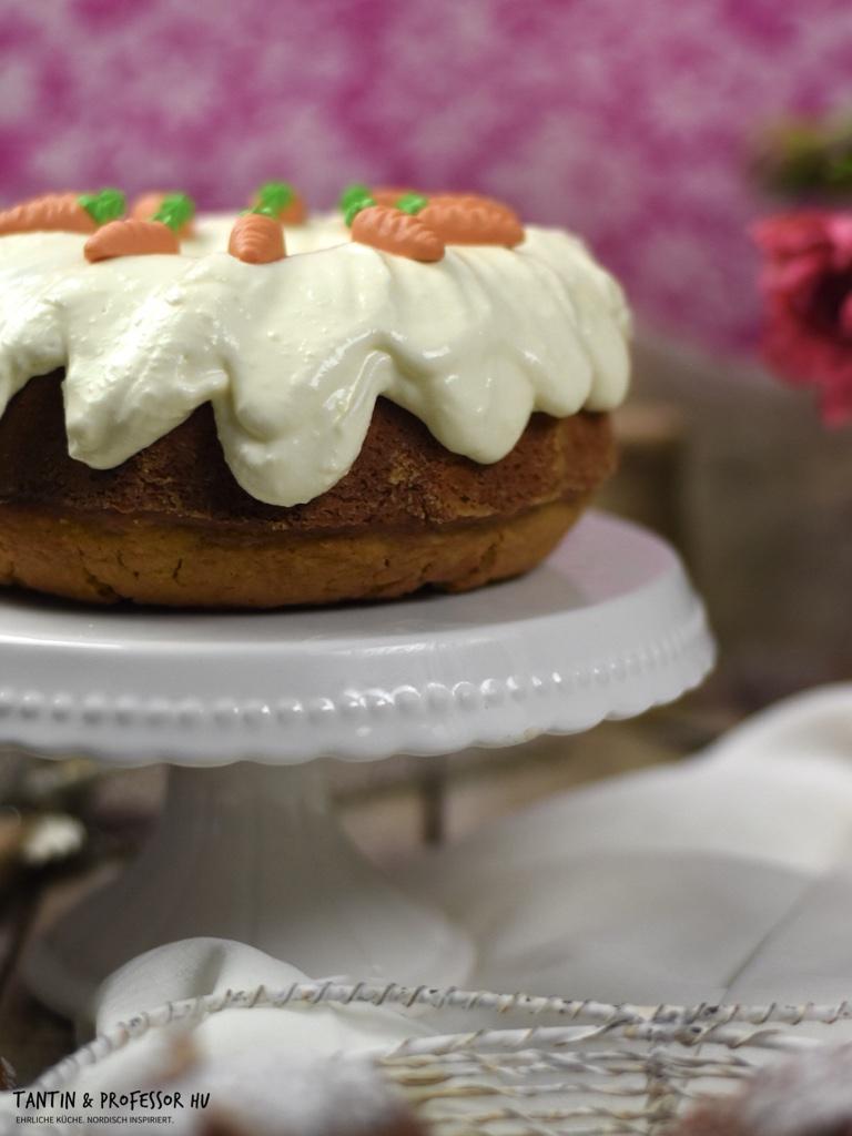 Rezeptbild: Apfel-Möhren-Gugelhupf mit Frischkäse-Frosting