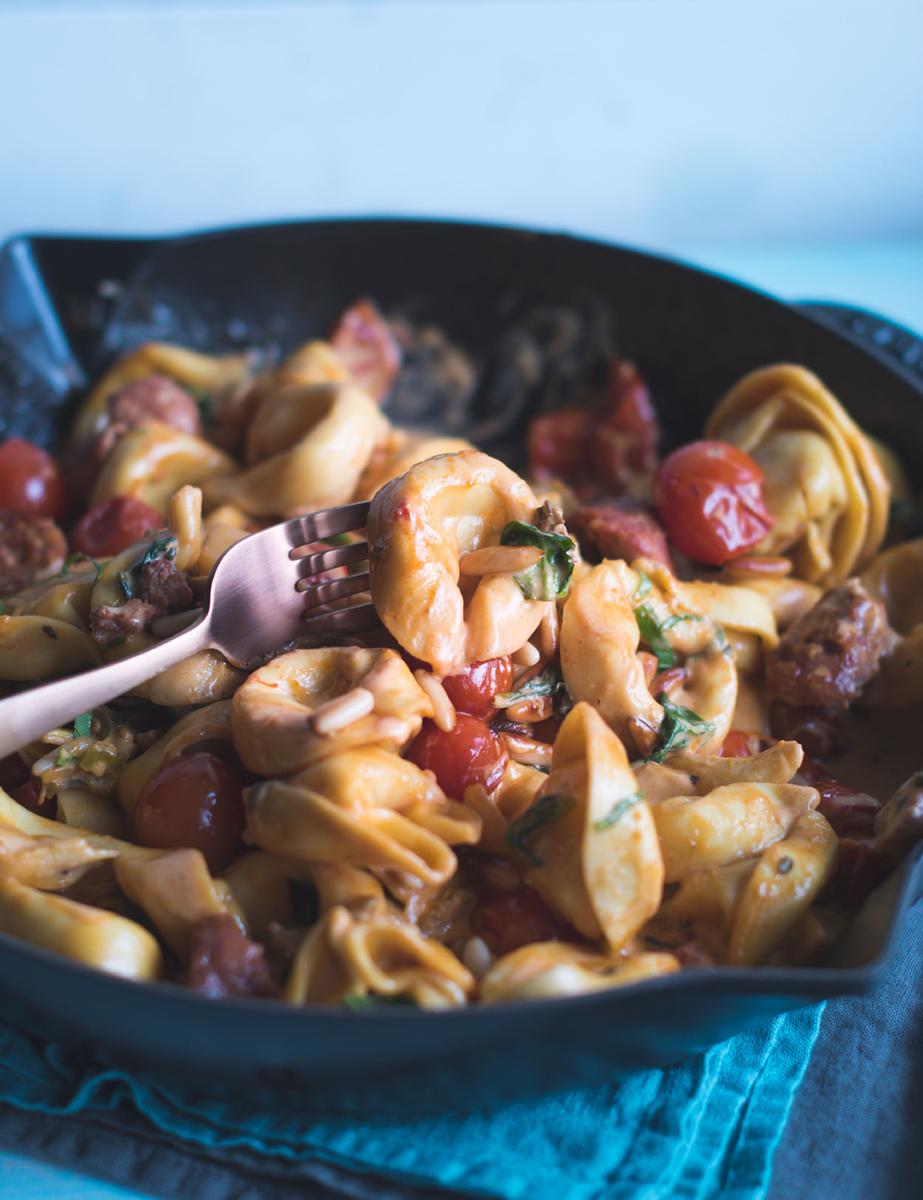 Rezeptbild: One Pan Tortelloni mit Salsiccia in Tomatenrahm