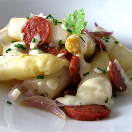 Rezeptbild: Warmer Spargelsalat mit roten Zwiebeln, Chorizo und einem cremigen Honig-Senf-Dressing