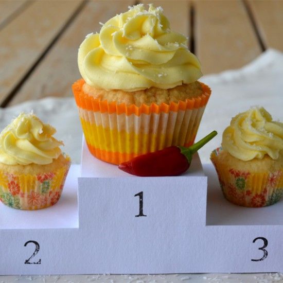 Rezeptbild: Kokos-Chili-Cupcakes mit Mango-Schmand-Frosting