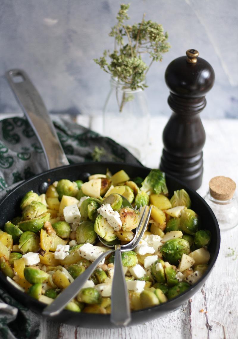 Rezeptbild: Rosenkohl Kartoffeln Pfanne mit Apfel und Fetakäse