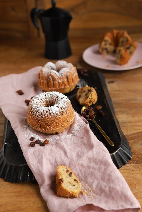 Rezeptbild: Kleine Gugelhupfe mit Rosinen und Schokolade