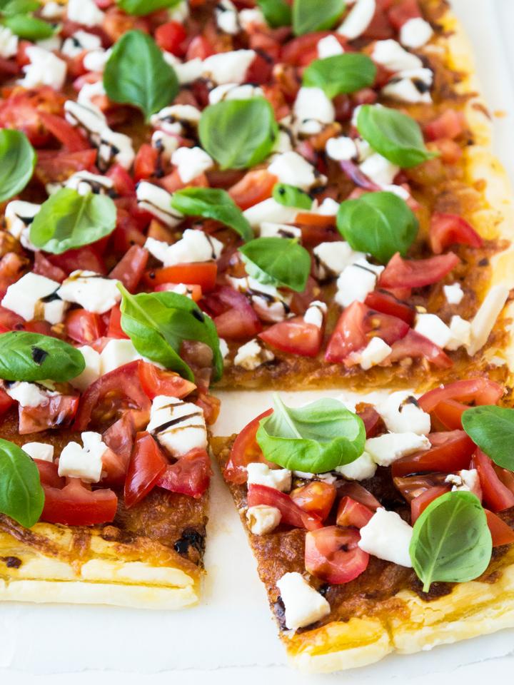 Rezeptbild: Easy Flatbread Caprese Pizza
