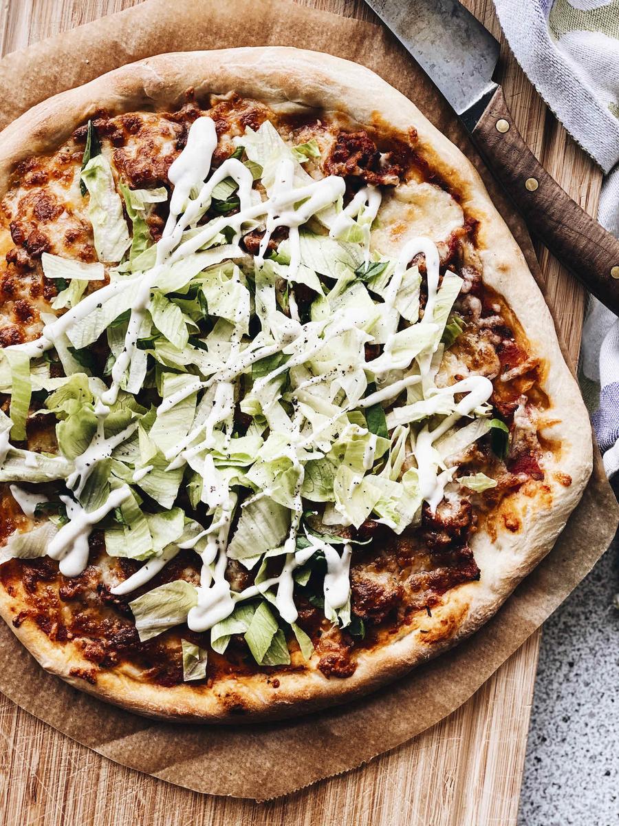 Rezeptbild: DÄNISCHE PIZZA MIT BOLOGNESE & SALAT