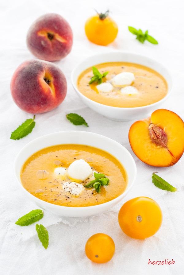 Rezeptbild: Pfirsich-Tomaten-Suppe mit Mozzarella 