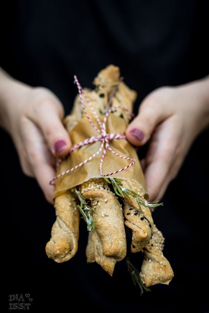Rezeptbild: Knusperstangen mit Tomatenbutter