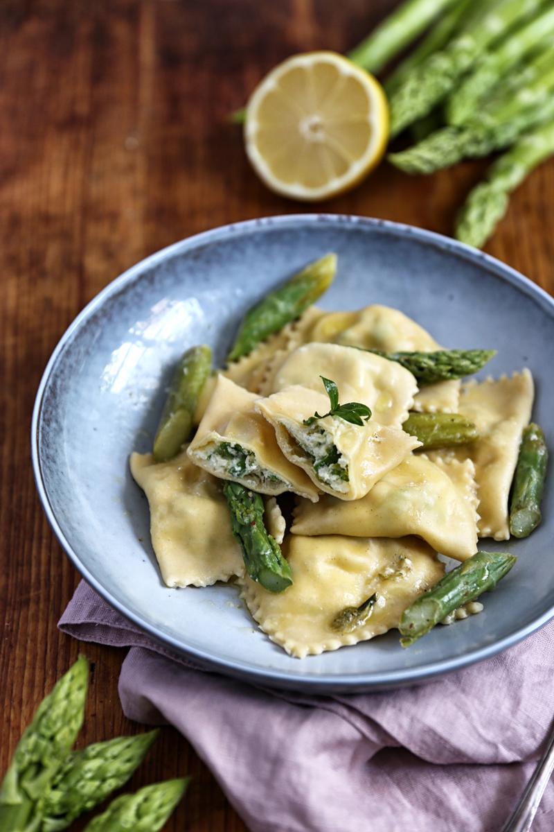 Rezeptbild: RAVIOLI GEFÜLLT MIT GRÜNEM SPARGEL